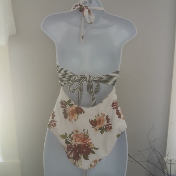 Cupshe Floral One-Piece Swimsuit in White and Red - Picture 4 of 6